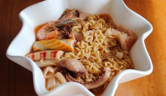 用意大利面制作烧烤风味的汤面