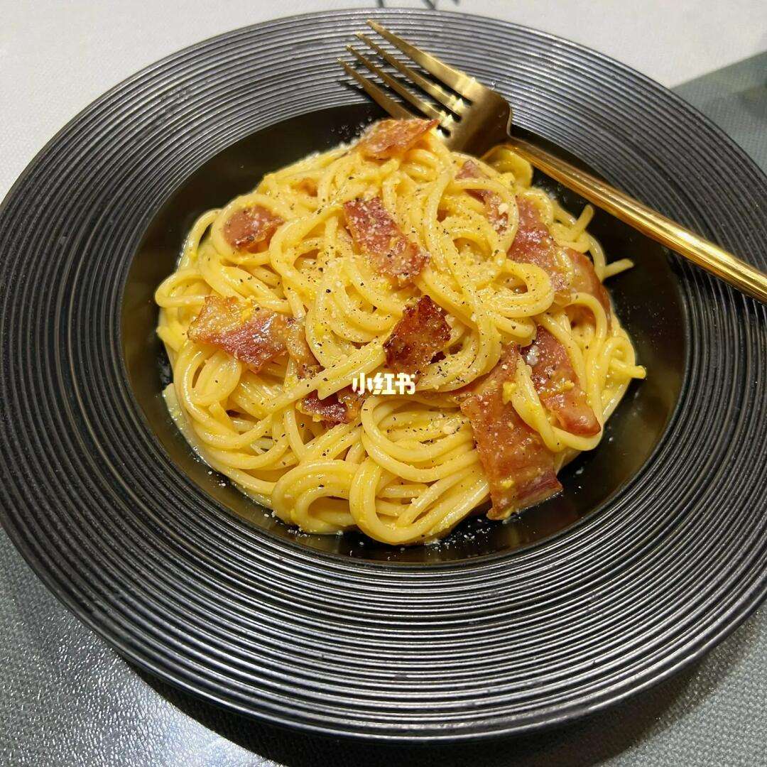 如何在意大利面中加入培根与蛋黄