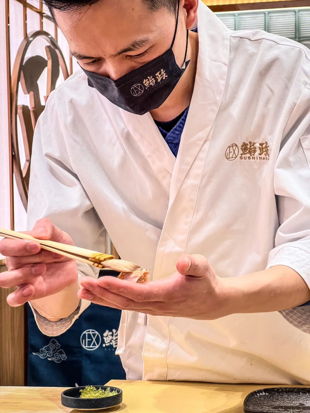 如何在寿司塔中运用不同的调味料